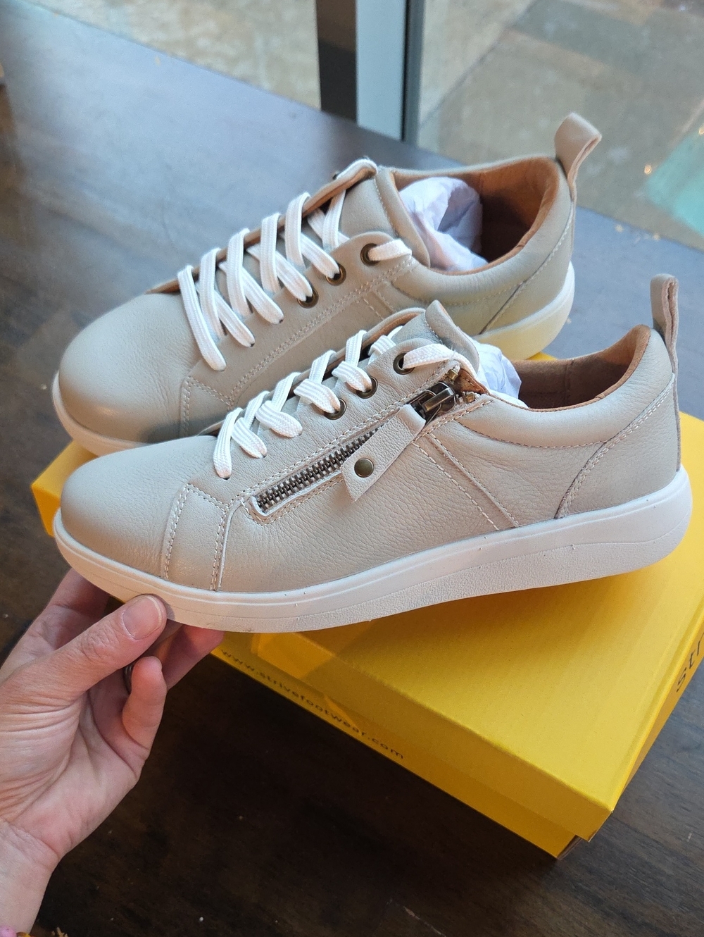 Strive Size 7 Women's Casual Beige Leather Lace-Up Sneakers with Side Zipper NEW